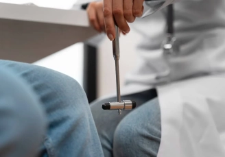 невролог на дому осматривает пациента